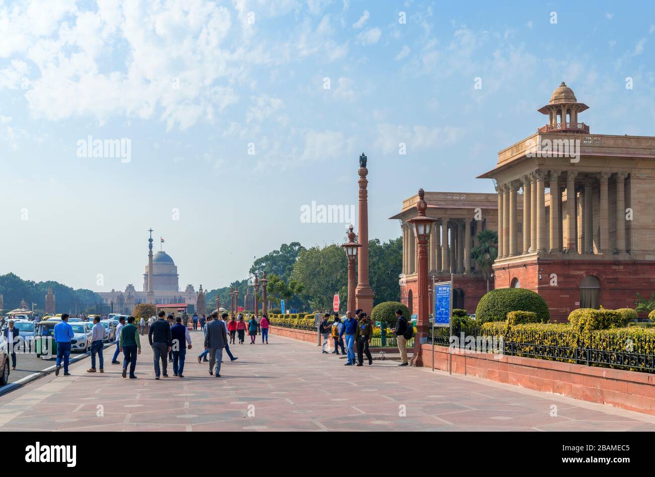Edifici governativi sul Rajpath guardando verso Rashtrapati Bhavan (il palazzo presidenziale), Nuova Delhi, Delhi, India Foto Stock