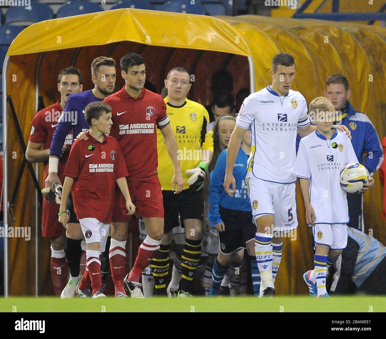 I due team escono dal tunnel prima del lancio guidato da Johnnie Jackson di Charlton Athletic (a sinistra) e Jason Pearce di Leeds United (a destra) Foto Stock