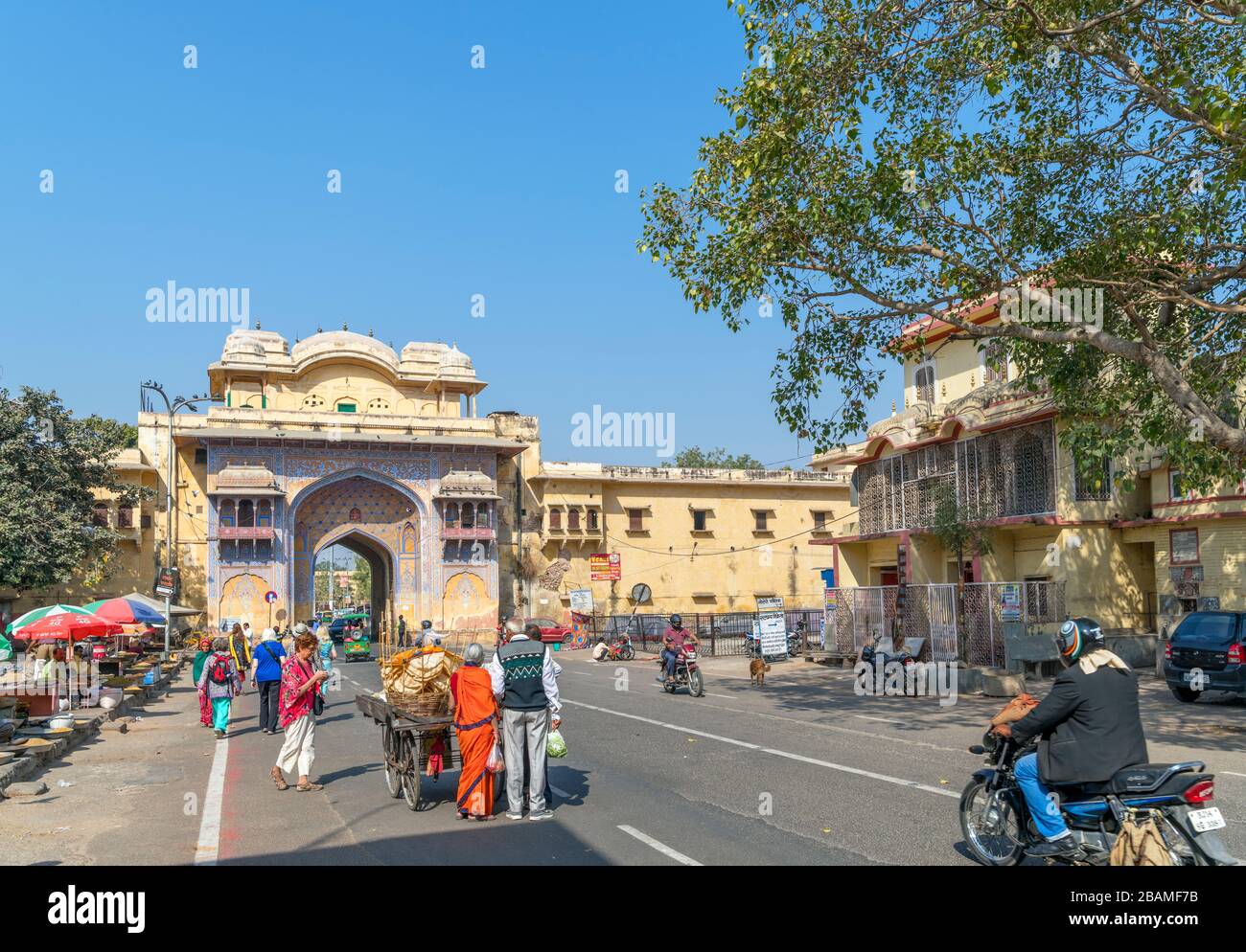 Porta di Nakkarkhana su Tulsi Marg guardando verso Jaleb Chowk, la città vecchia, Jaipur, Rajasthan, India Foto Stock