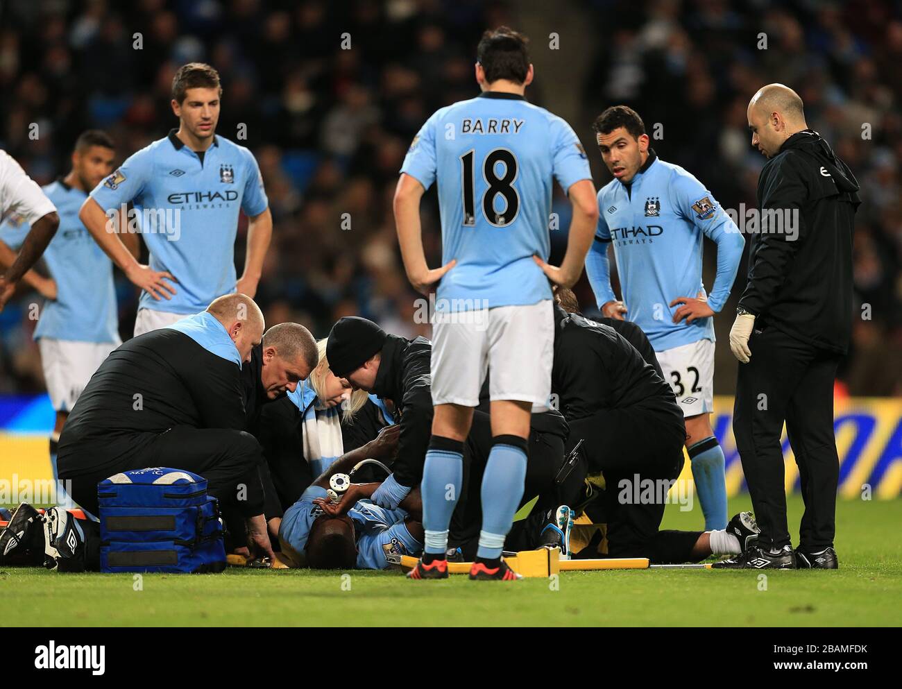 Michah Richards di Manchester City riceve ossigeno mentre si trova ferito Foto Stock