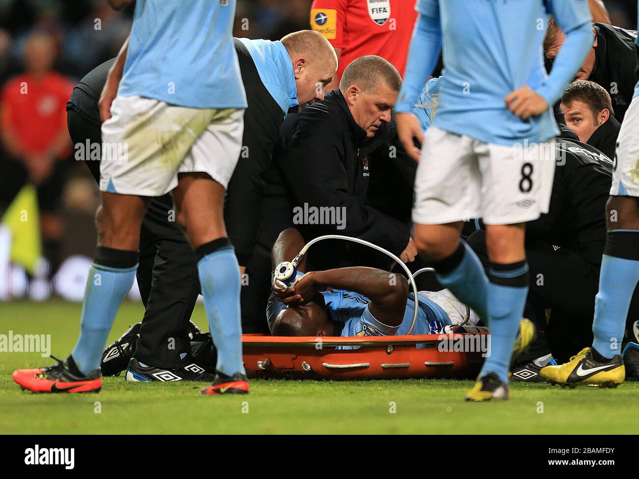 Michah Richards di Manchester City riceve ossigeno mentre si trova ferito Foto Stock