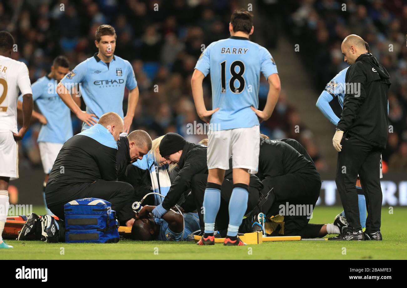 Michah Richards di Manchester City riceve ossigeno mentre si trova ferito Foto Stock