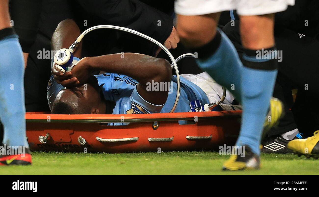 Michah Richards di Manchester City riceve ossigeno mentre si trova ferito Foto Stock