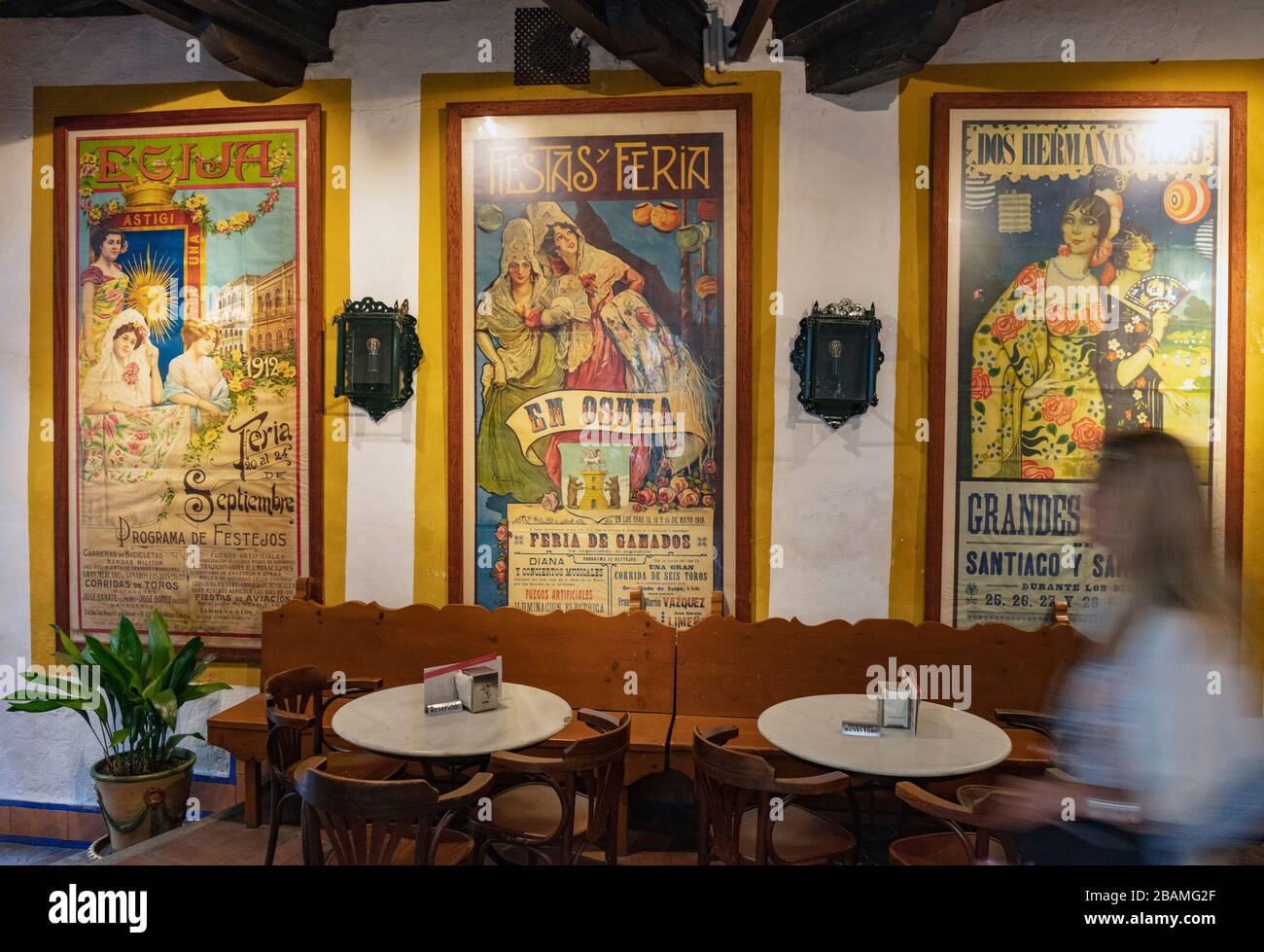 Interno Bodego-Bar El Pimpi. Primi 20th secolo feria o poster fiera. Malaga, Costa del Sol, Provincia di Malaga, Andalusia, Spagna meridionale. Foto Stock