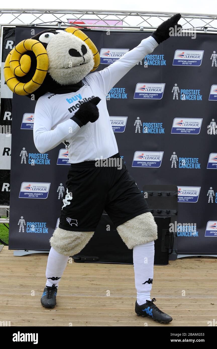 Derby County mascotte Rammie dopo la Football League Mascot Race, a sostegno di Prostate Cancer UK. Foto Stock