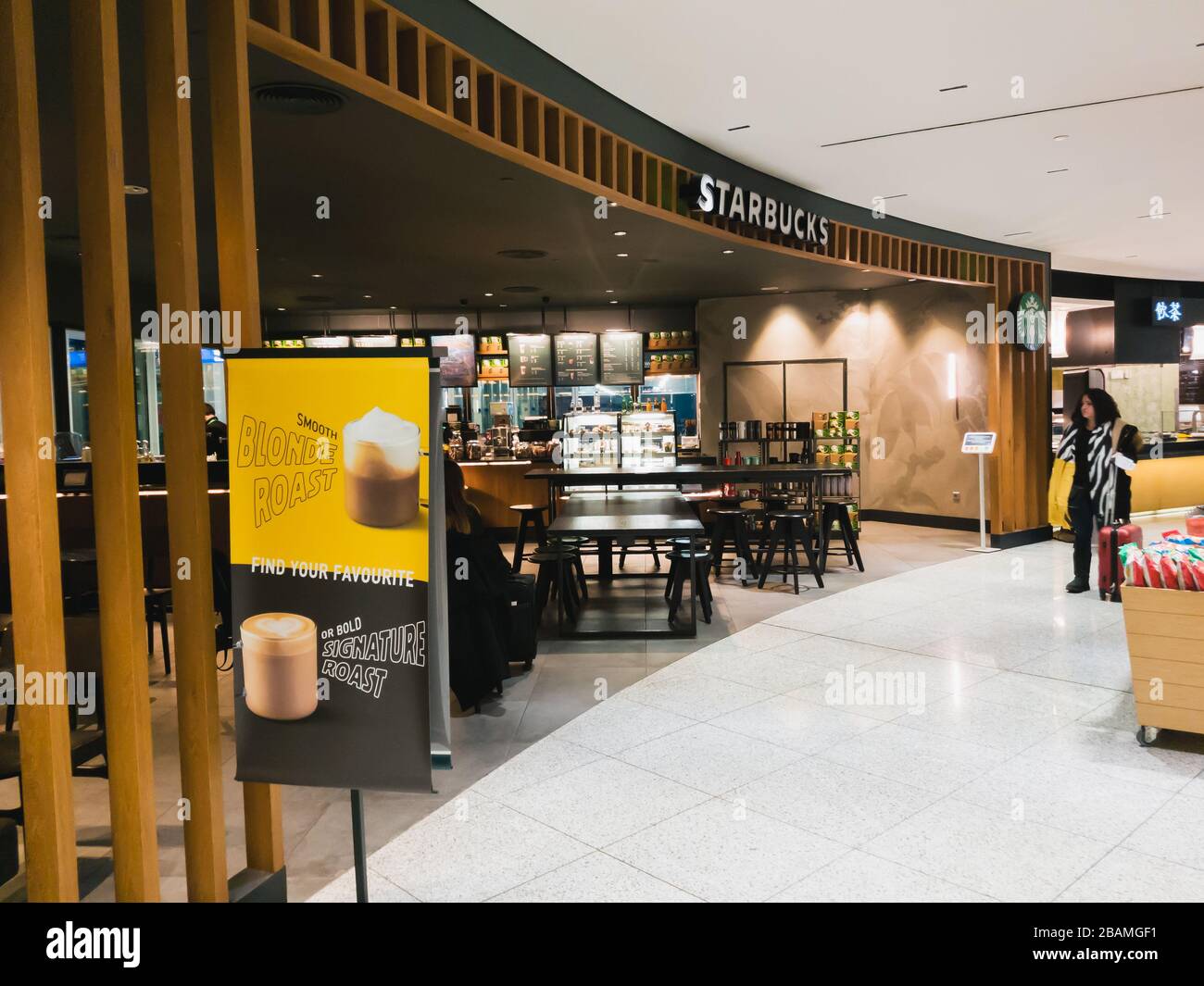 Atene, Grecia - Febbraio, 11 2020: Una caffetteria Starbucks all'interno della sala partenze dell'Aeroporto Internazionale di Atene Eleftherios Venizelos. Starbucks Foto Stock