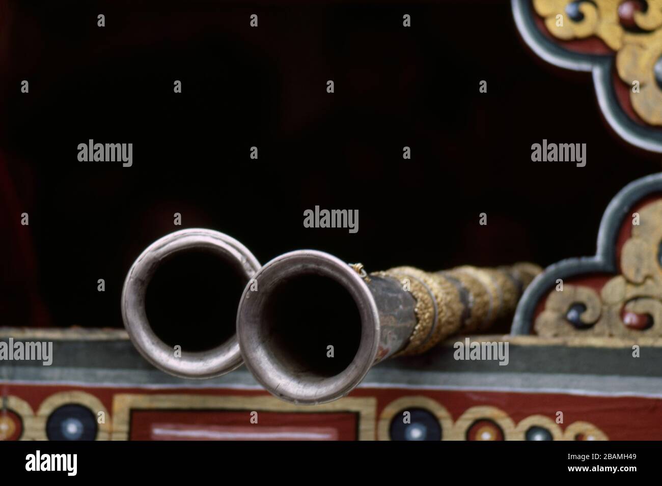 Trombe a corno molto grandi e lunghe che riposano su una ringhiera durante il festival annuale Thimphu Tsechu del Bhutan. (10-10-89) BX45 Foto Stock