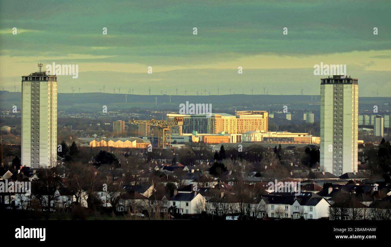 Glasgow, Scotland, UK, 28th March, 2020: UK Weather: La fredda giornata primaverile ha visto i raggi di sole morenti illuminare il Queen Elizabeth University Hospital di Govan, nel sud della città, mentre la crisi Coronavirus continua con esso al suo cuore e le torri scotstoun a cavallo del sito da una distanza. Copywrite Gerard Ferry/ Alamy Live News Foto Stock