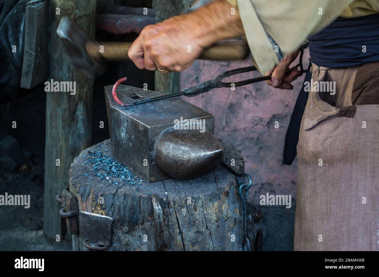 Le mani del fabbro che martellano fuori un attrezzo-02 Foto Stock