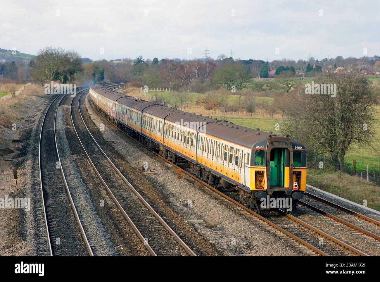 Una locomotiva diesel di classe 47 numero 47840 che lavora un treno di unità multiple elettriche dell'ex regione meridionale che devono essere demolite. Foto Stock