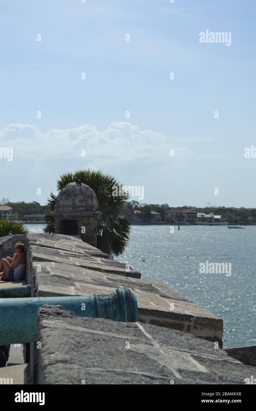 Un cannone vista da Castillo de San Marcos sulla Baia di Mantanzas a Saint Augustine, Florida. Foto Stock