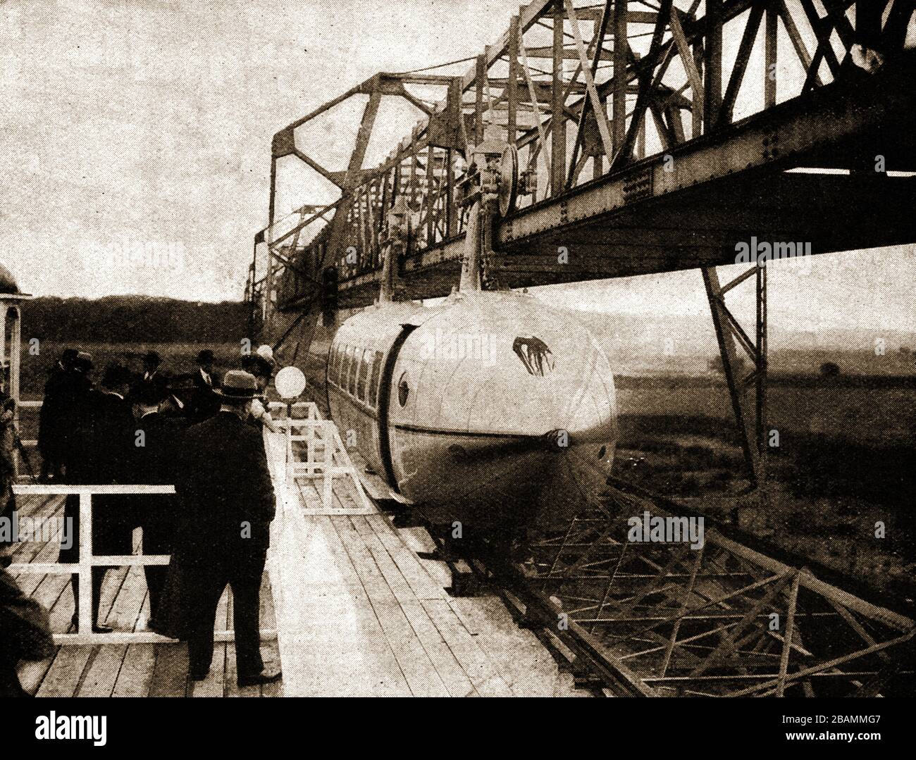 Una foto del 1930 di una RAILPLANE di lusso (ferrovia sopraelevata elettrica) che lascia la stazione di Milngavie. Era conosciuto come il Bennie Railplane dopo il suo inventore scozzese George Bennie. Era presumibilmente in grado di viaggiare fino a 193 km/h (120 miglia/h) . A causa della mancanza di finanziamenti, Bennie è stato dichiarato in bancarotta. Il suo prototipo monorotaia sistema ferroviario è stato venduto per rottami nel 1956. Foto Stock