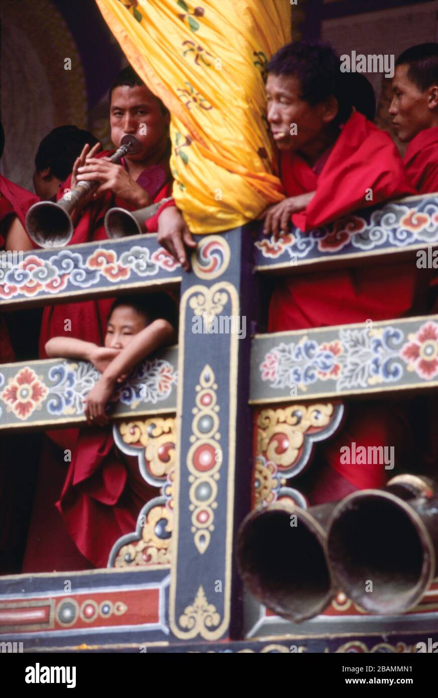 I musicisti monaci suonano trombe e corna al festival annuale Thimphu Tsechu del Bhutan.(12-10-89) BX60 Foto Stock