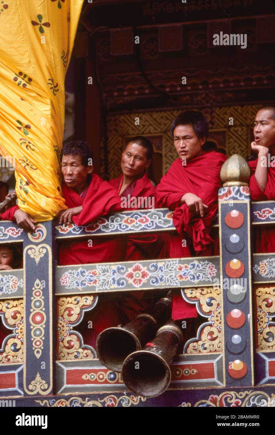 I musicisti monaci suonano trombe e corna al festival annuale Thimphu Tsechu del Bhutan.(12-10-89) BX60 Foto Stock