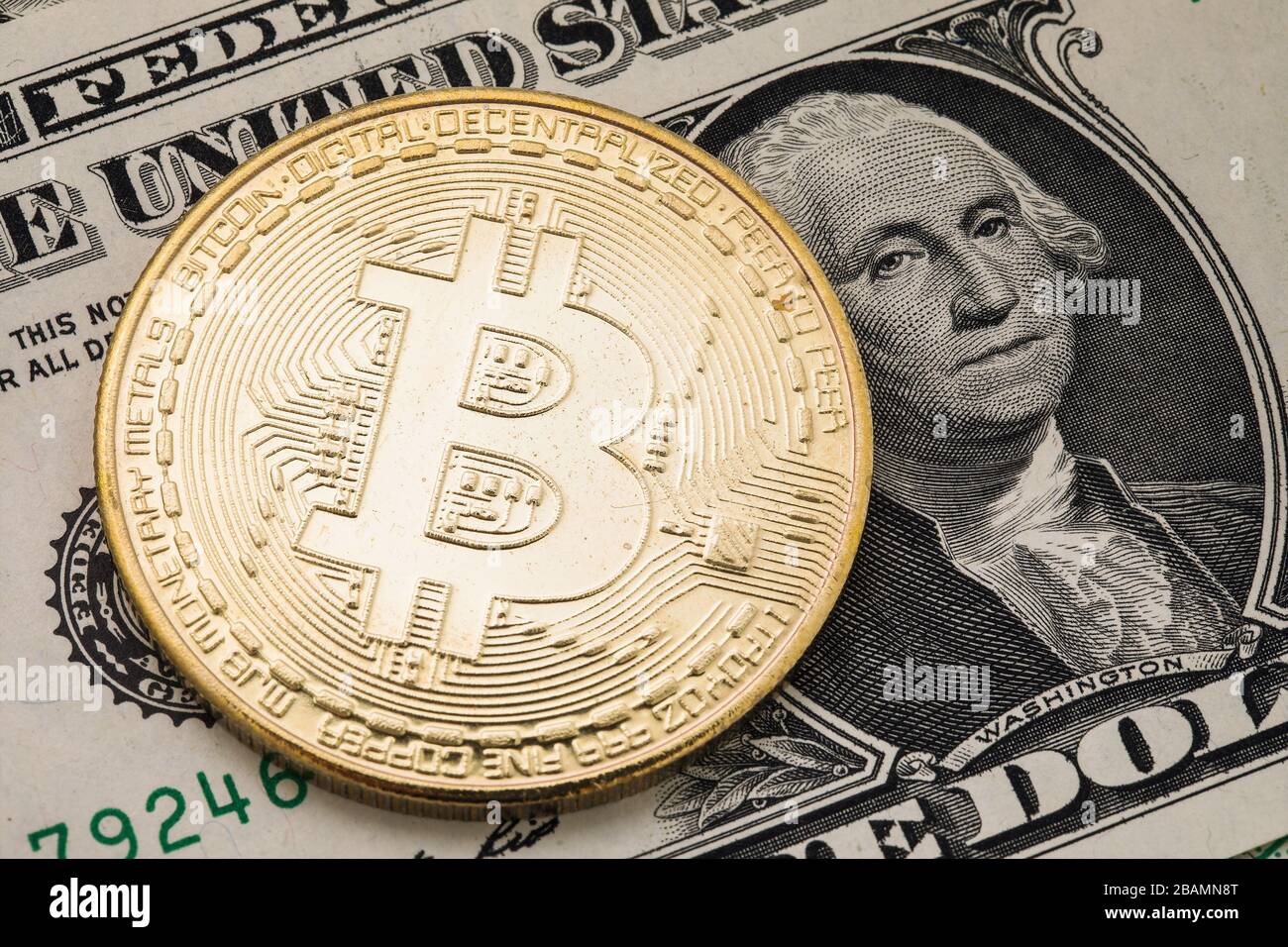 Bitcoin su un fondo del dollaro, primo piano. Concetto sull'effetto delle valute l'uno sull'altro Foto Stock