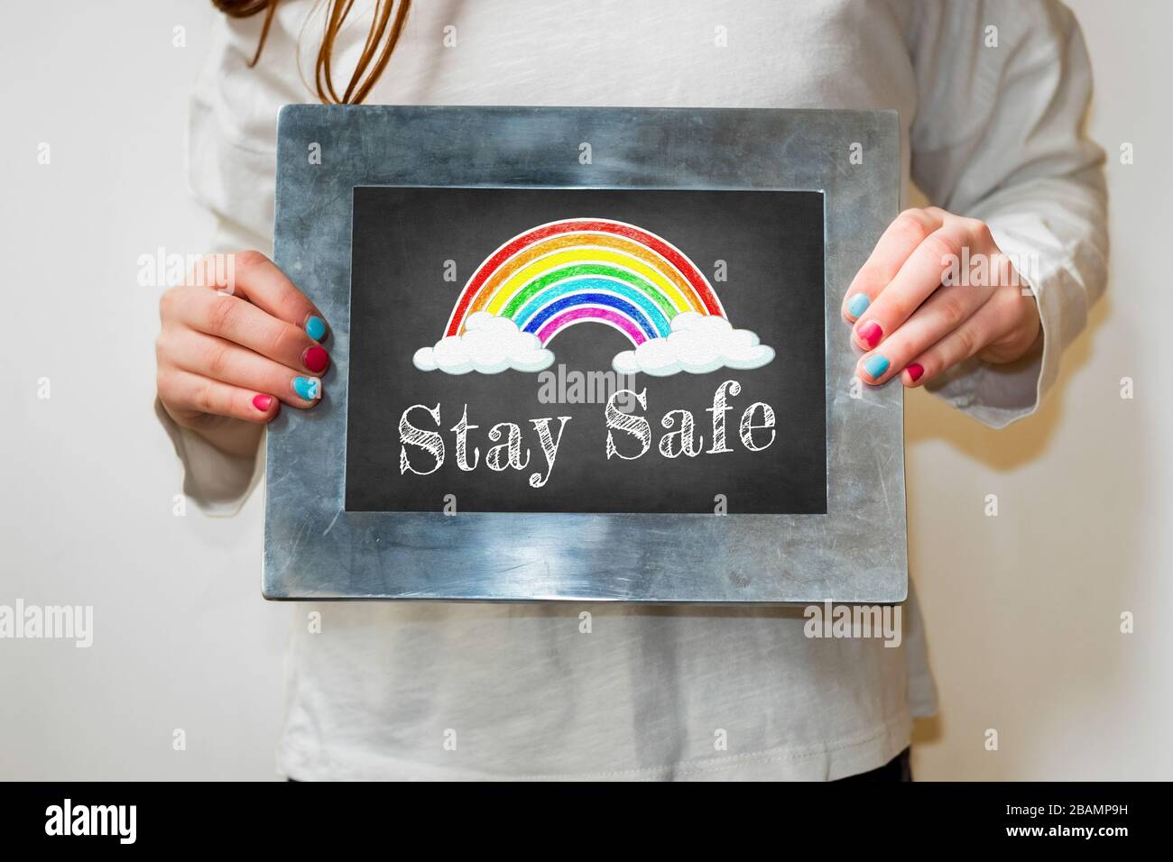 Disegno in lavagna con arcobaleno e le parole rimangono al sicuro Foto Stock