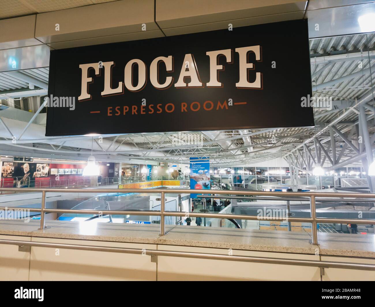 Atene, Grecia - Febbraio, 11 2020: Una caffetteria greca Flocafe e una catena di caffetterie all'interno della sala partenze dell'Aeroporto Internazionale di Atene Foto Stock
