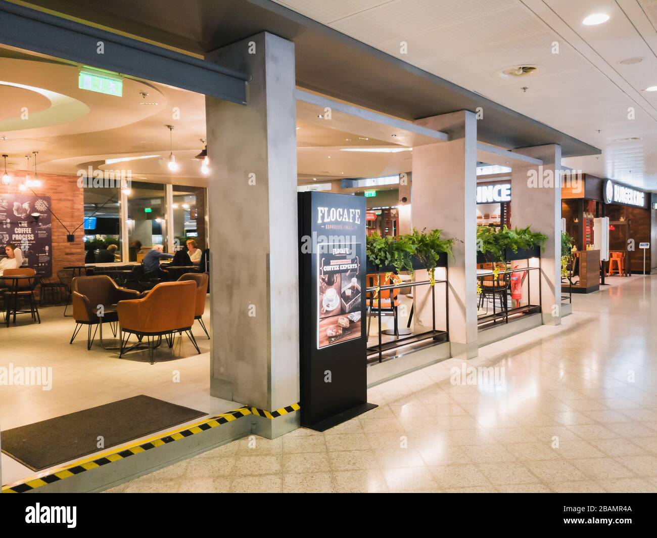 Atene, Grecia - Febbraio, 11 2020: Una caffetteria greca Flocafe e una catena di caffetterie all'interno della sala partenze dell'Aeroporto Internazionale di Atene Foto Stock
