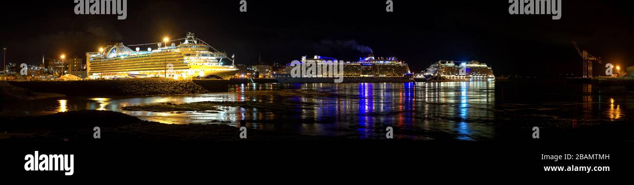 Saint John, NB, Canada - 29 ottobre 2019: Panoramica delle navi da crociera Caribbean Princess, Anthem of the Seas e Regal Princess di notte sulla la Foto Stock