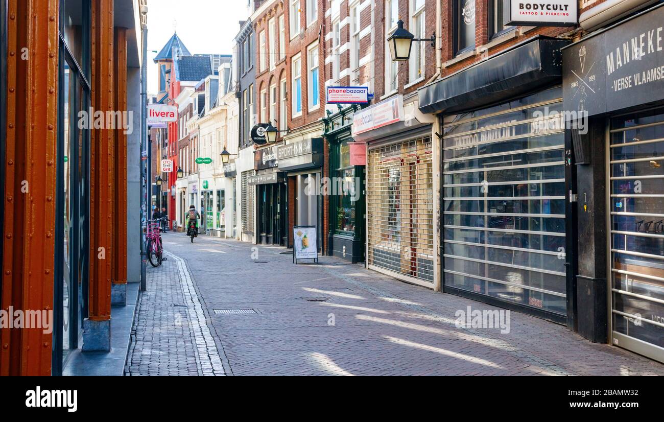 Vista del centro di Utrecht con negozi chiusi presso la Bakkerstraat (Baker Street). Le strade sono deserte a causa della pandemia di Corona. Paesi Bassi Foto Stock