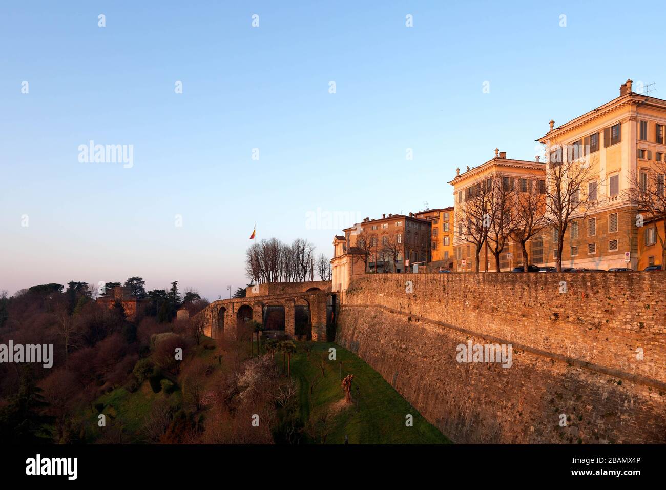 Porta San Giacomo e le grandi mura veneziane di Bergamo all'alba, Bergamo Città alta, Italia Foto Stock