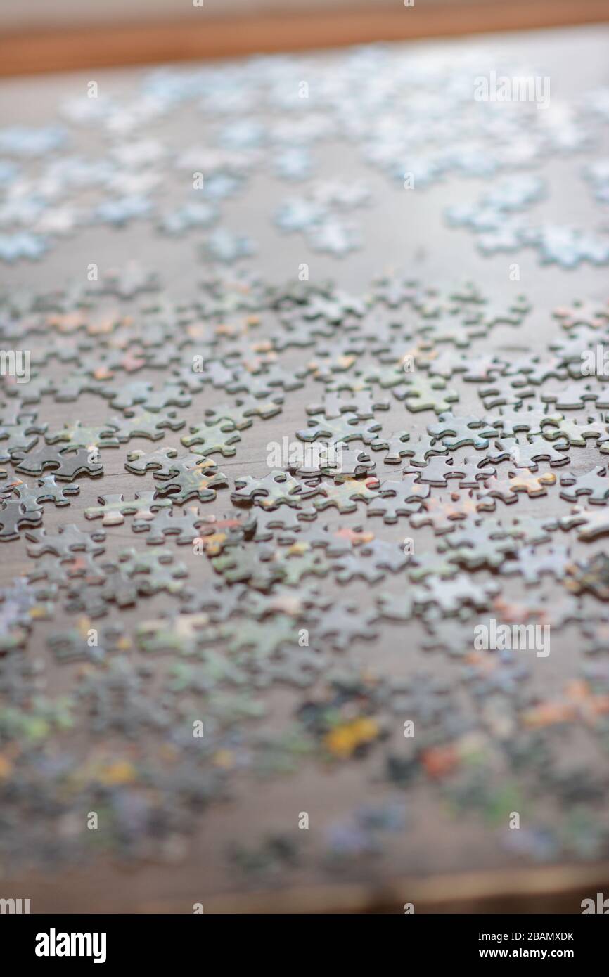 Pezzi di puzzle jigsaw su un piano di tavolo. Primo piano. Messa a fuoco stretta. Concettuale. Foto Stock