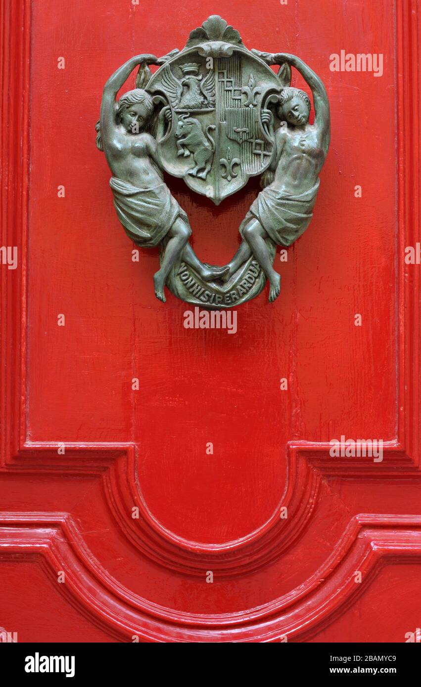 Dettaglio di un elaborato bussare porta in una casa a Mdina, Malta. Le bussate ornate sono una caratteristica architettonica comune nel paese. Foto Stock