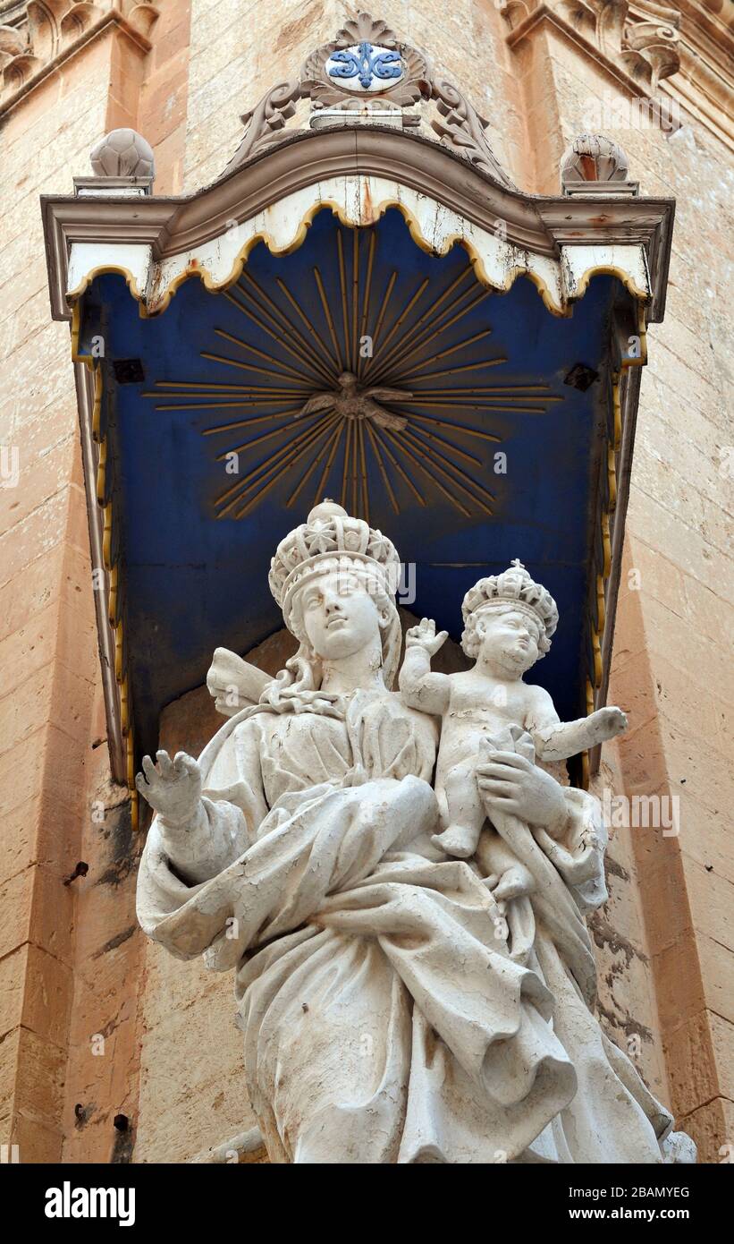 Particolare di una statua della Vergine Maria e del bambino Gesù in un angolo strada nella città storica di Mdina, Malta. Foto Stock