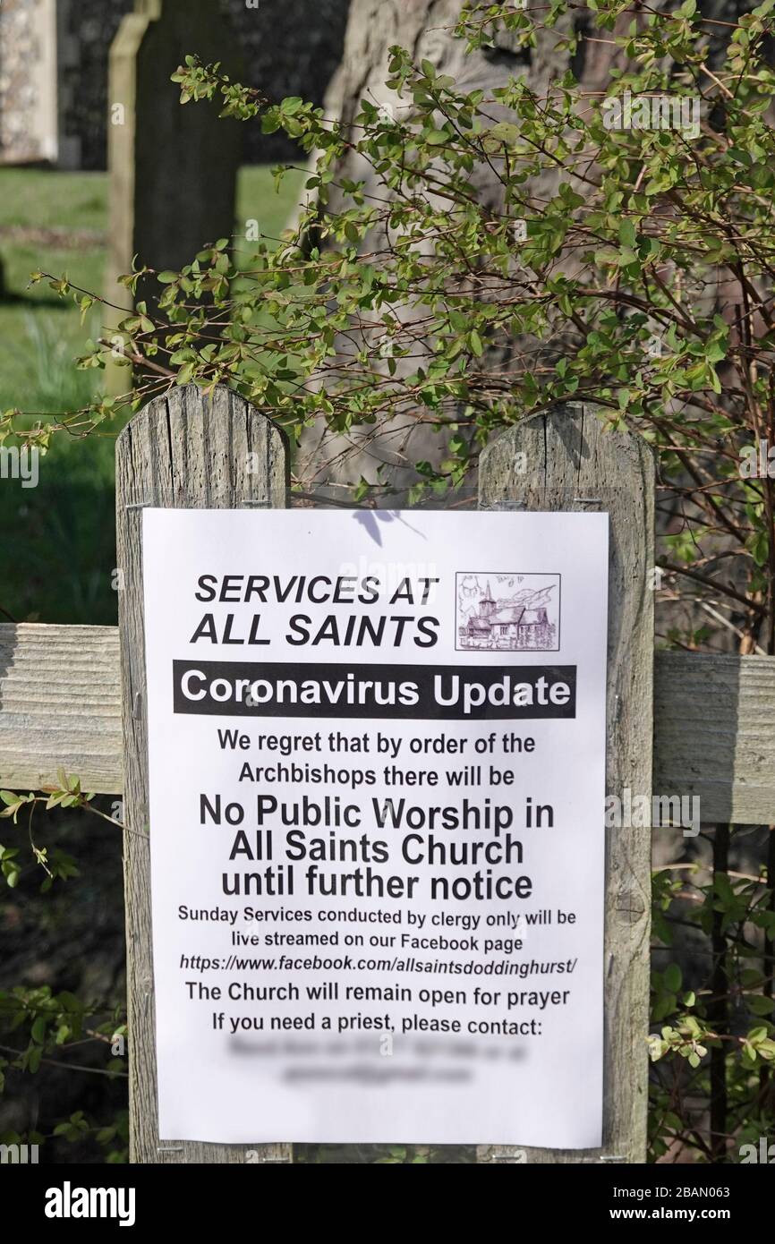 Avviso fisso per cancello tutti i Santi Chiesa Doddinghurst informa churchgoers che il culto pubblico è annullato non è consentito a causa del Coronavirus UK Foto Stock