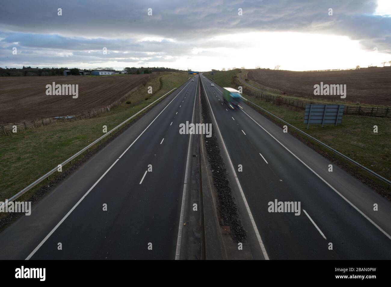 Glasgow, Regno Unito. 28 Marzo 2020. Nella foto: Segnaletica stradale lungo le autostrade M8 e M80 che recita: "STAY HOME PROTECT NHS SAVE LIVES" il Coronavirus Pandemic ha costretto il governo britannico a chiudere tutte le principali città del Regno Unito e a far sì che le persone restino a casa, che ha lasciato le autostrade e tutte le altre strade libere dal solito traffico naso a coda che altrimenti sarebbe lì. Credit: Colin Fisher/Alamy Live News Foto Stock