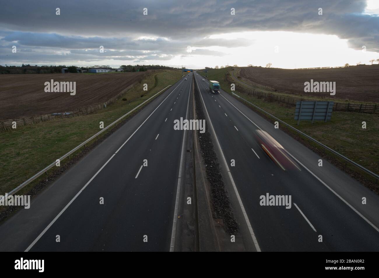 Glasgow, Regno Unito. 28 Marzo 2020. Nella foto: Segnaletica stradale lungo le autostrade M8 e M80 che recita: "STAY HOME PROTECT NHS SAVE LIVES" il Coronavirus Pandemic ha costretto il governo britannico a chiudere tutte le principali città del Regno Unito e a far sì che le persone restino a casa, che ha lasciato le autostrade e tutte le altre strade libere dal solito traffico naso a coda che altrimenti sarebbe lì. Credit: Colin Fisher/Alamy Live News Foto Stock