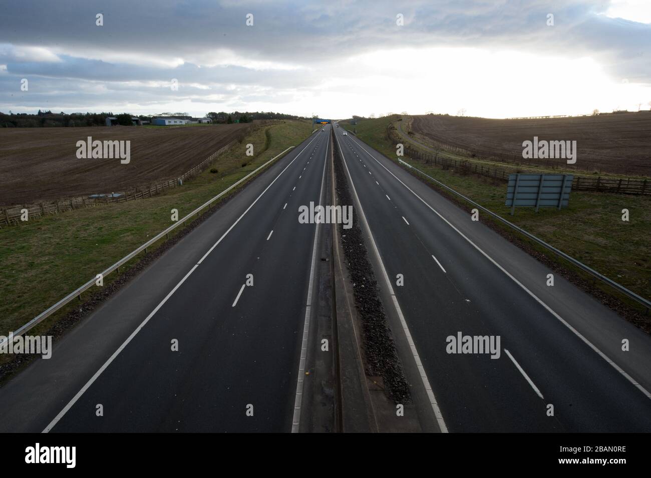 Glasgow, Regno Unito. 28 Marzo 2020. Nella foto: Segnaletica stradale lungo le autostrade M8 e M80 che recita: "STAY HOME PROTECT NHS SAVE LIVES" il Coronavirus Pandemic ha costretto il governo britannico a chiudere tutte le principali città del Regno Unito e a far sì che le persone restino a casa, che ha lasciato le autostrade e tutte le altre strade libere dal solito traffico naso a coda che altrimenti sarebbe lì. Credit: Colin Fisher/Alamy Live News Foto Stock