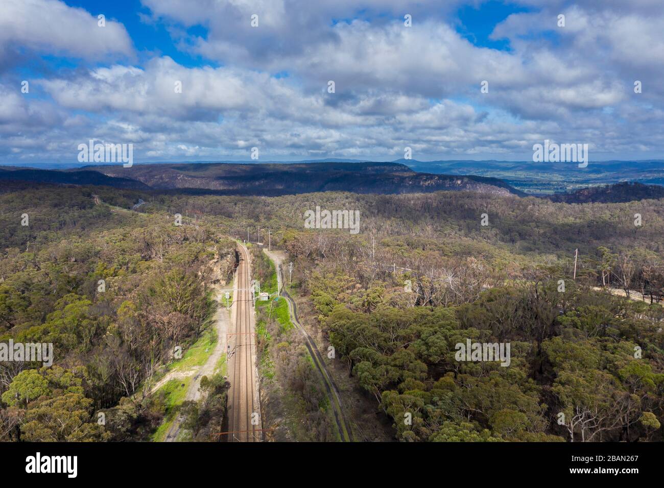 Una linea ferroviaria regionale che attraversa le Blue Mountains in Australia Foto Stock