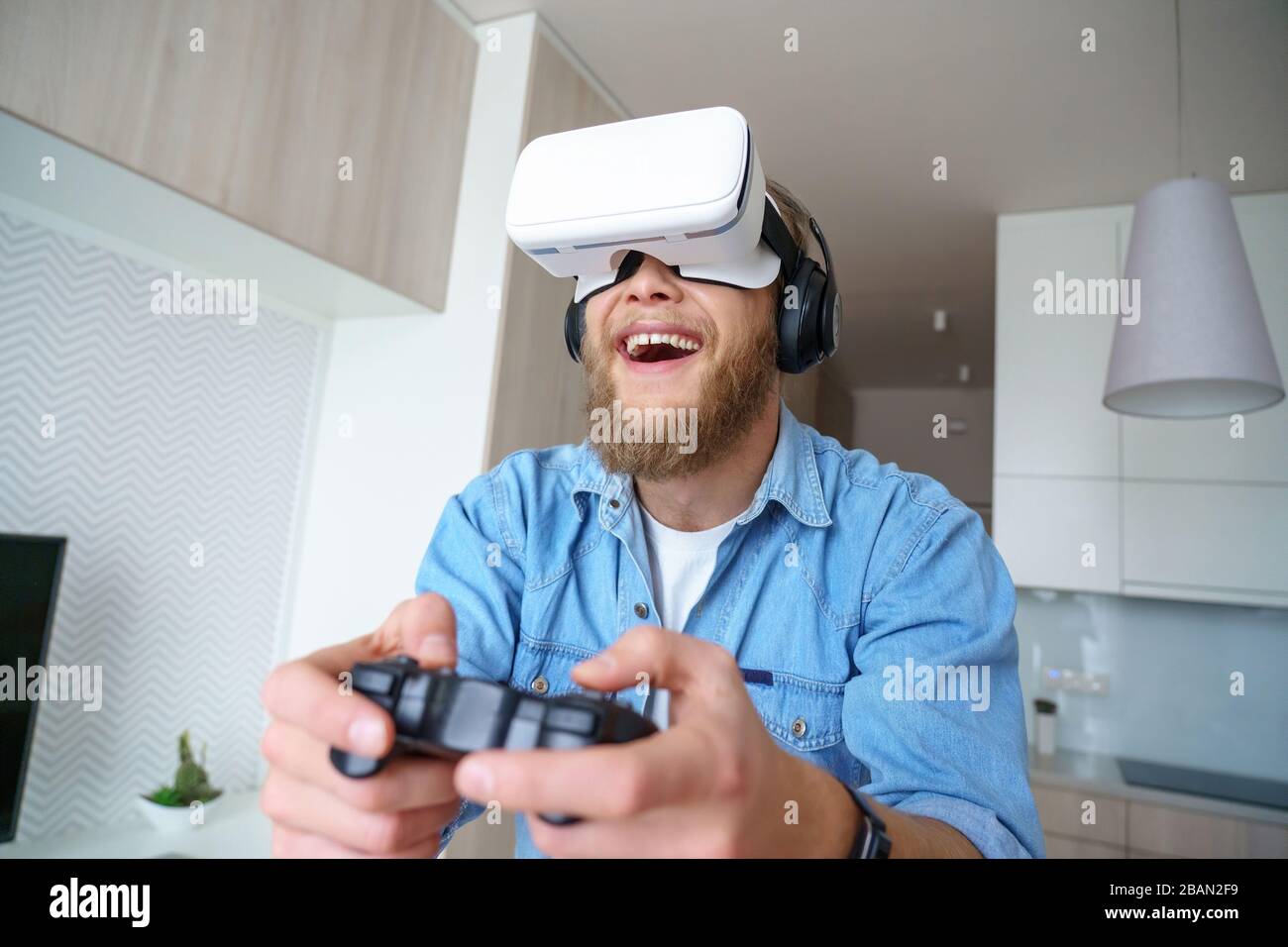 I gamer millennial eccitati che indossano occhiali vr tengono il controller che gioca al videogame. Foto Stock