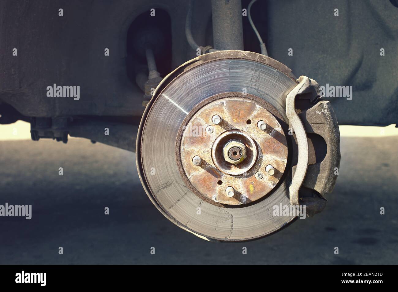 Un disco del freno per auto con supporto di arresto senza ruote vista di primo piano Foto Stock