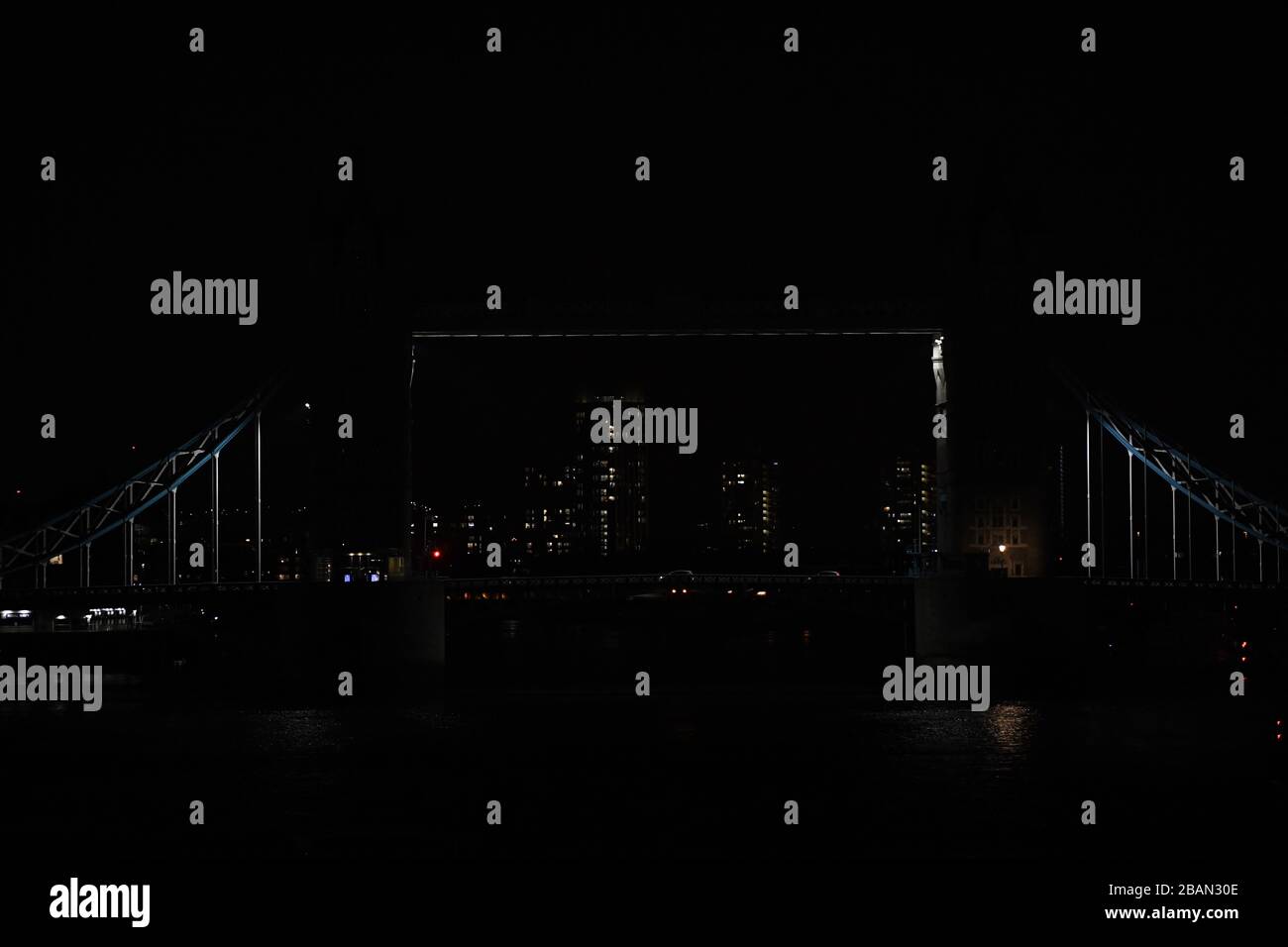 Una vista del Tower Bridge a Londra, durante l'Earth Hour. Foto Stock