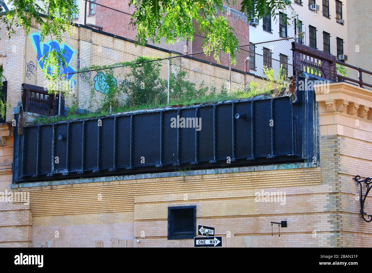 Una delle ultime sezioni rimanenti di High Line sotto Gansevoort Street può essere trovato incorporato nell'ex Bell Laboratories Building tra Bethune e B. Foto Stock