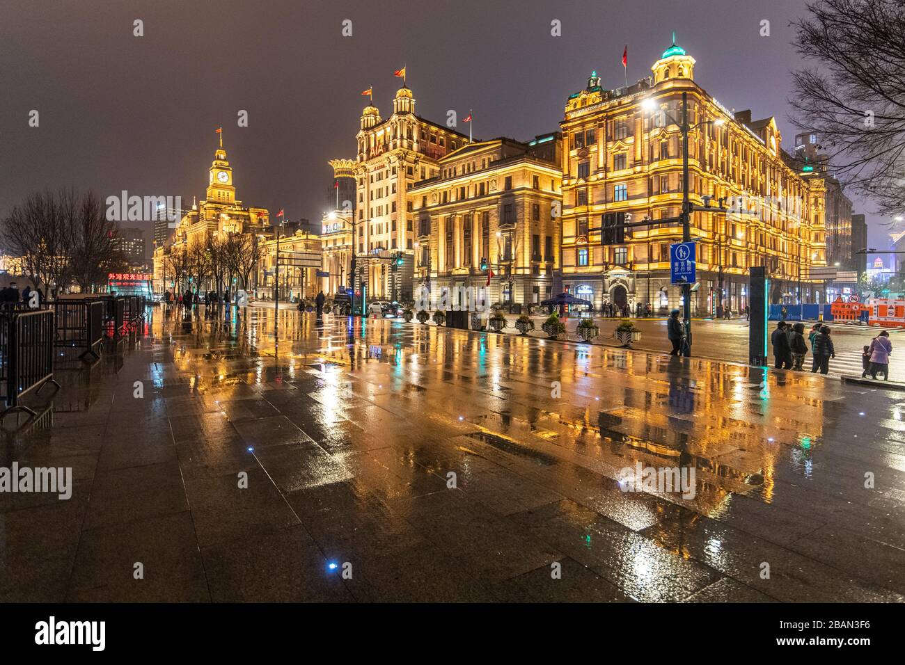 Le luci luminose del Bund illuminano l'area circostante, Shanghai, Cina Foto Stock