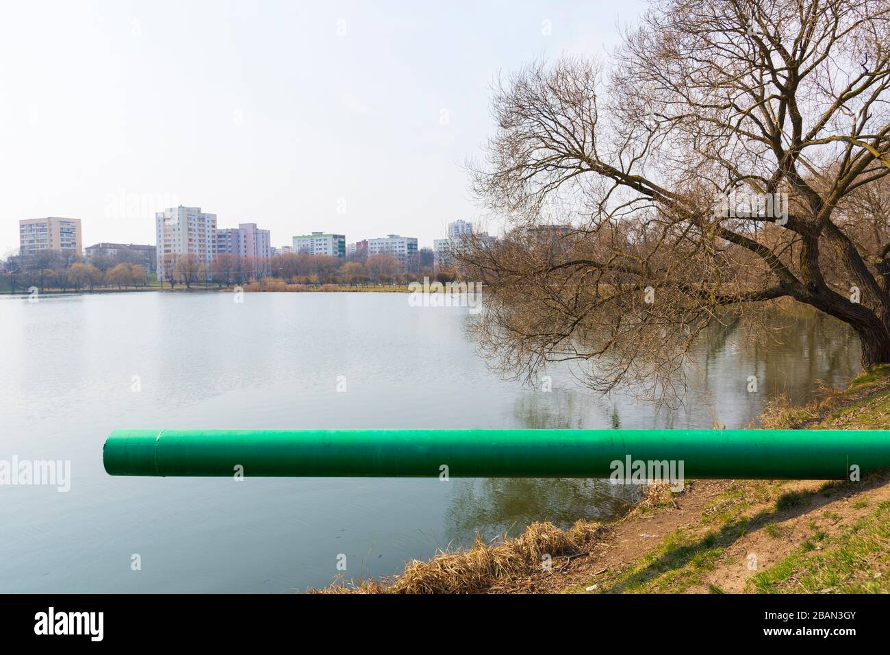 Un tubo di scarico o le acque reflue o le acque reflue degli scarichi delle acque reflue in un fiume. Acque di scarico o le acque reflue domestiche o delle acque reflue municipali che è un prodotto di un Foto Stock