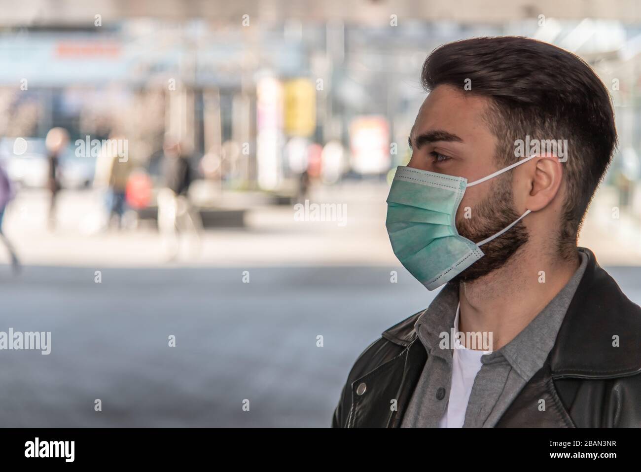 corona - immagine concettuale covid-19 con un uomo che indossa maschere facciali Foto Stock