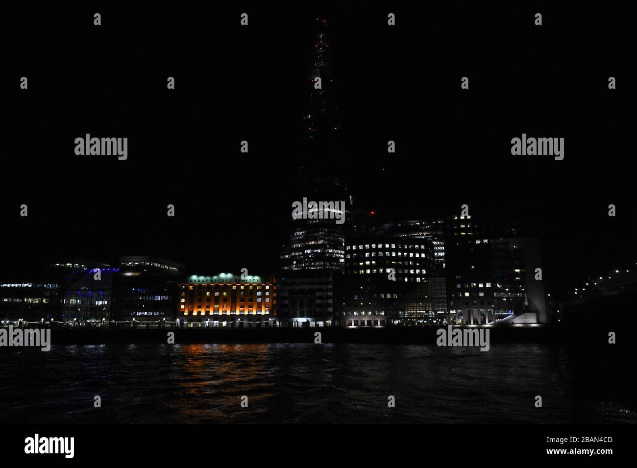 Una vista dello Shard a Londra, durante l'ora della Terra. Foto Stock