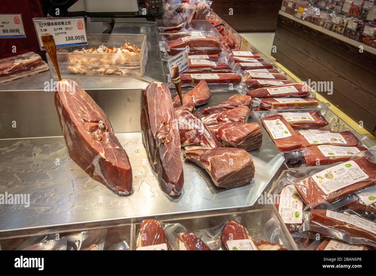 Una varietà di carni in vendita presso un mercato locale di Shanghai, Cina. Foto Stock