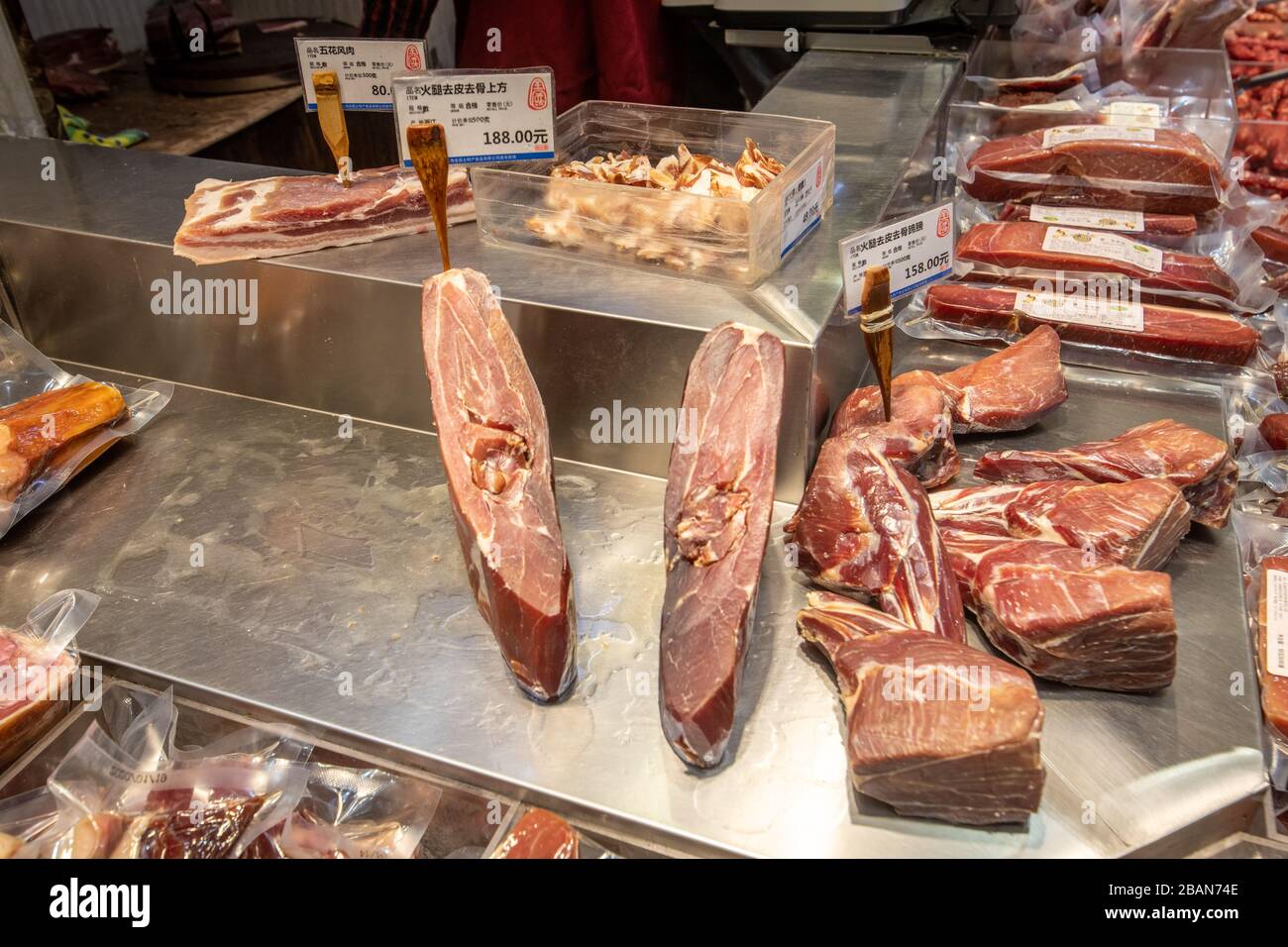 Una varietà di carni in vendita presso un mercato locale di Shanghai, Cina. Foto Stock