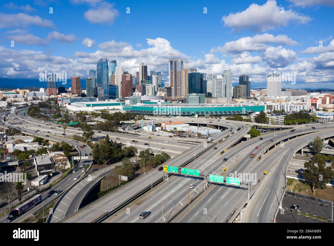 Vista aerea del centro di Los Angeles e 10 autostrade Foto Stock
