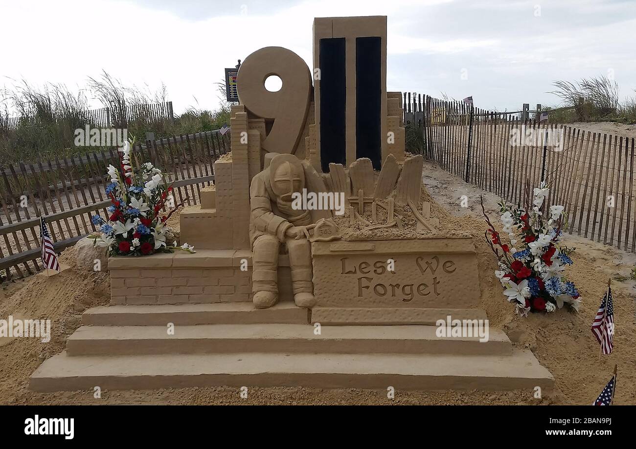 Una scultura di sabbia sulla spiaggia che commemora l'attacco delle Torri Gemelle dell'11 settembre. Foto Stock