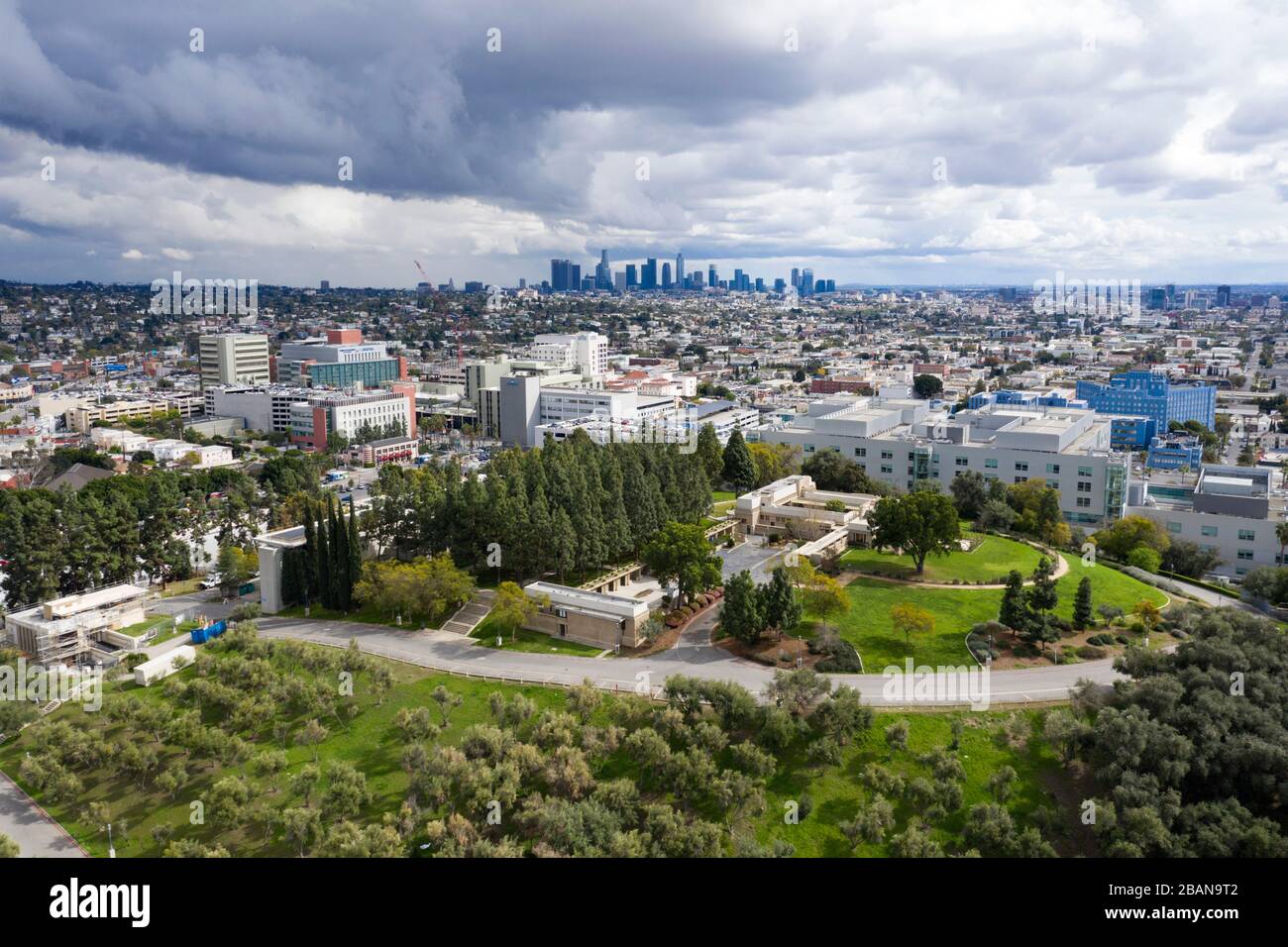 Vista aerea del Barnsdall Park sormontato dalla casa di Frank Lloyd Wright Hollyhock a Los Angeles Foto Stock