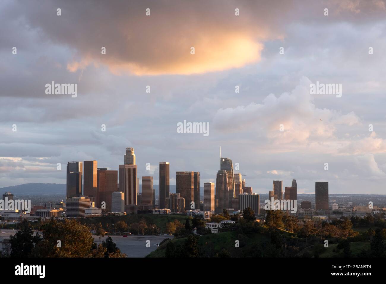 Centro di Los Angeles al tramonto con nuvole tempesta Foto Stock