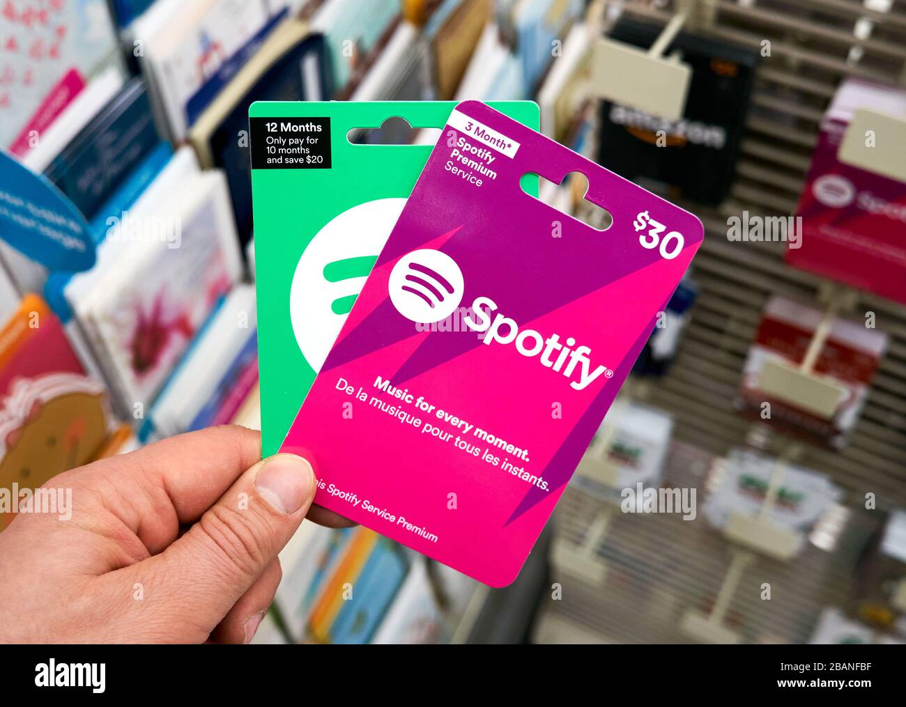 Montreal, Canada - 24 marzo 2020: Un buono regalo Spotify rosa in mano al  negozio sopra le carte regalo. Spotify è un provider internazionale di  servizi multimediali, wel Foto stock - Alamy