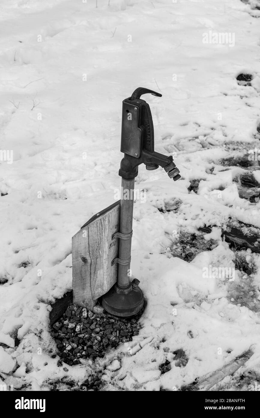 Vecchia pompa dell'acqua nel Cherry Creek state Park B and W. Foto Stock