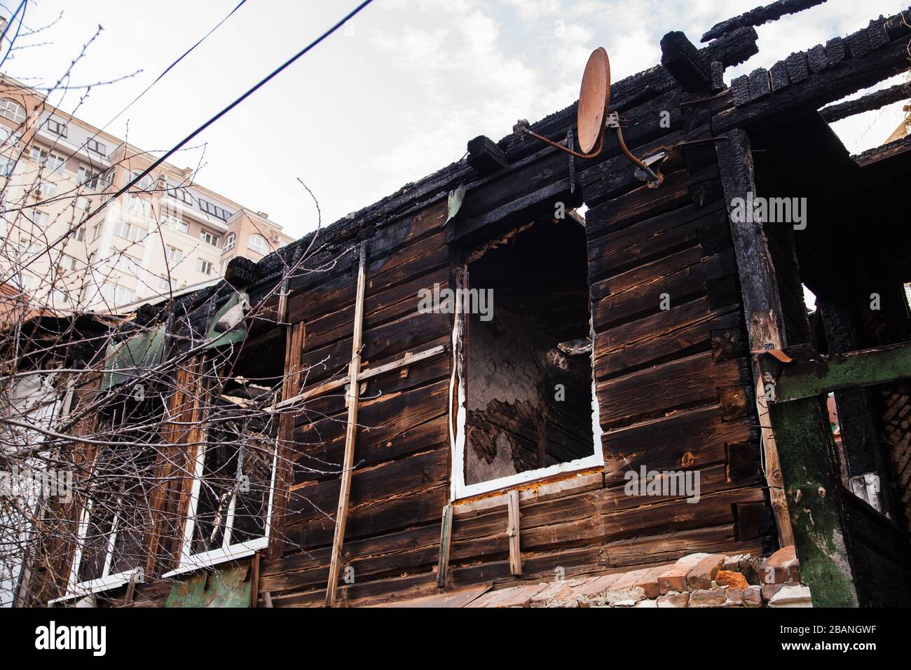 Casa rurale in legno bruciato, pareti di colore nero. Foto Stock